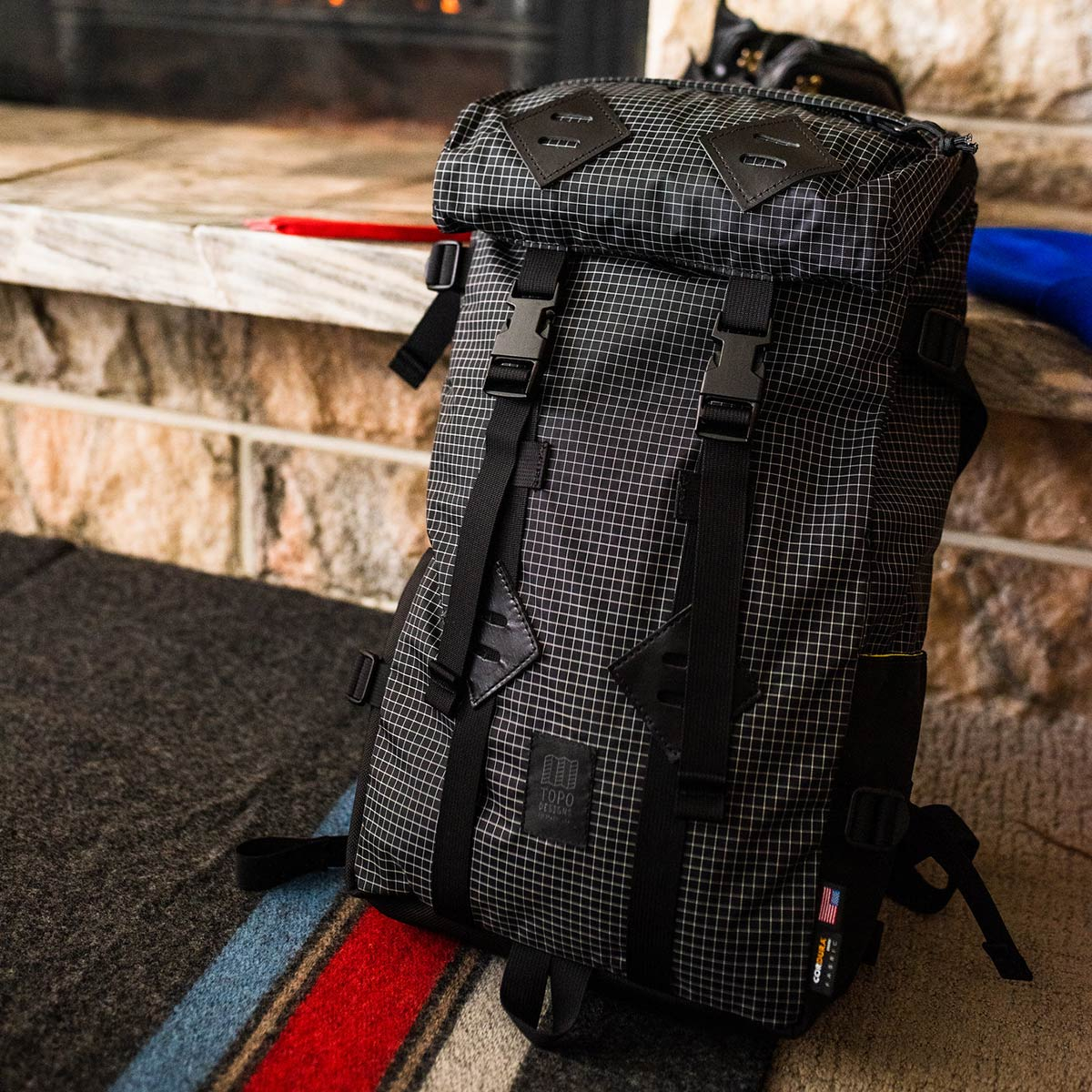 Topo Designs Klettersack Black/White Ripstop at the fireplace