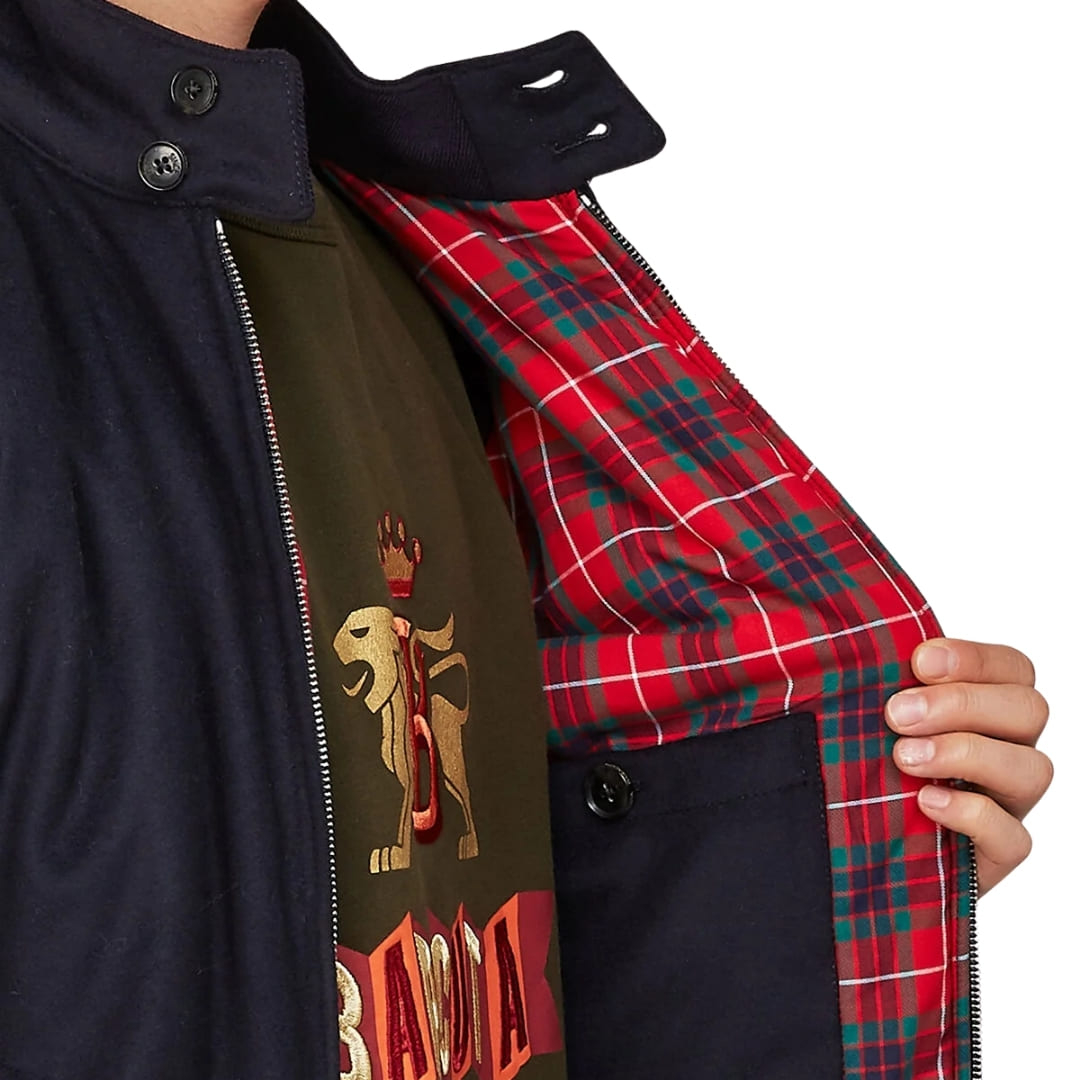 Baracuta G9 Harrington Melton Wool Jacket Deep Blue is een iconische jas die zowel casual als smart-casual looks perfect aanvult.