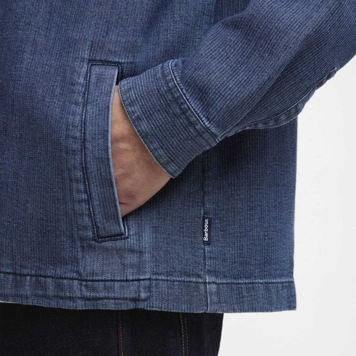 BARBOUR AICKMEN TEXTURED DENIM OVERSHIRT INDIGO Een ideaal overshirt voor dagelijks gebruik met een tijdloze, heritage-geïnspireerde stijl. BARBOUR AICKMEN TEXTURED DENIM OVERSHIRT INDIGO Een ideaal overshirt voor dagelijks gebruik met een tijdloze, heritage-geïnspireerde stijl.