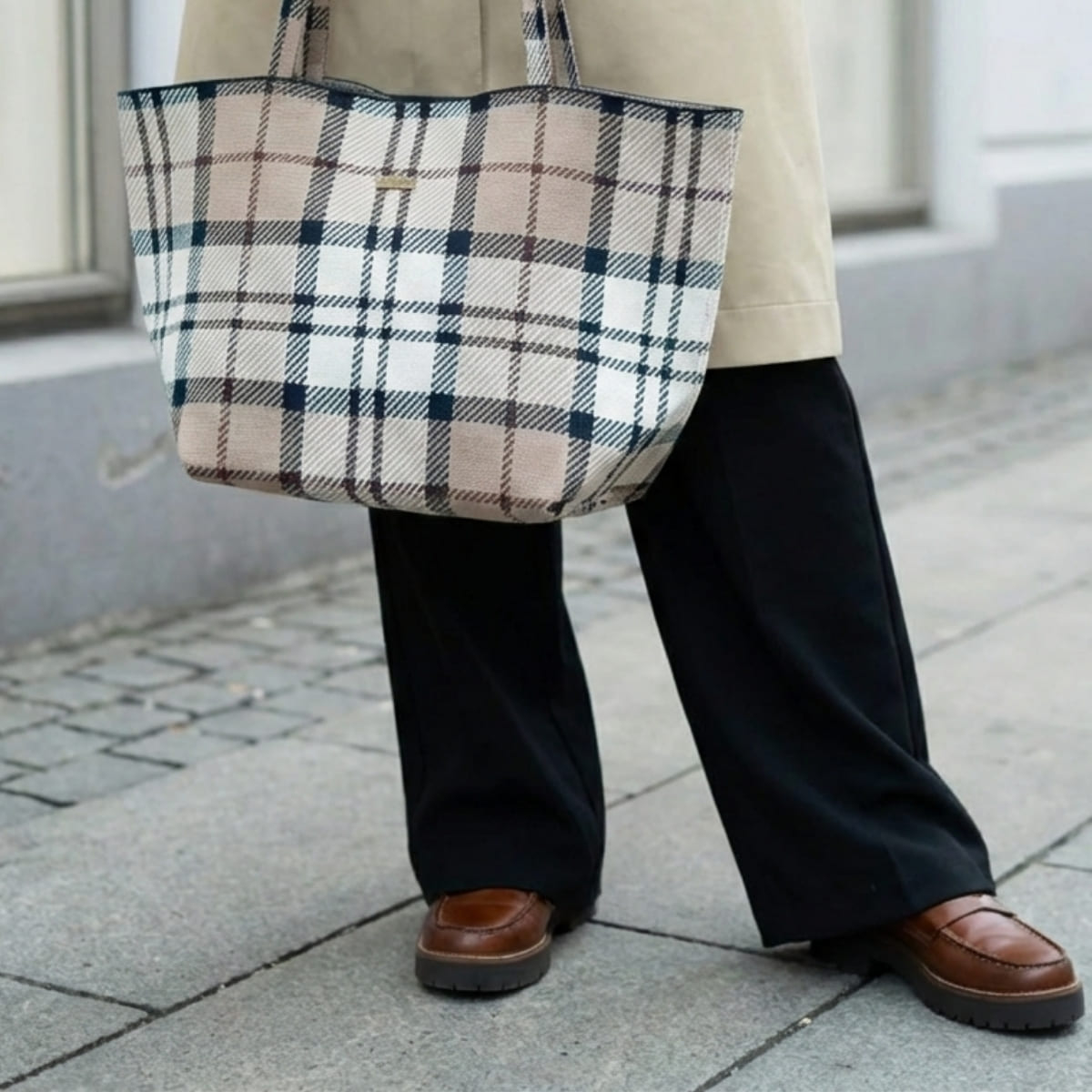 Barbour Layla Tartan Large Tote Bag in Rosewood Tartan is een ruime en stijlvolle tas voor dagelijks gebruik Barbour Layla Tartan Large Tote Bag in Rosewood Tartan is een ruime en stijlvolle tas voor dagelijks gebruik