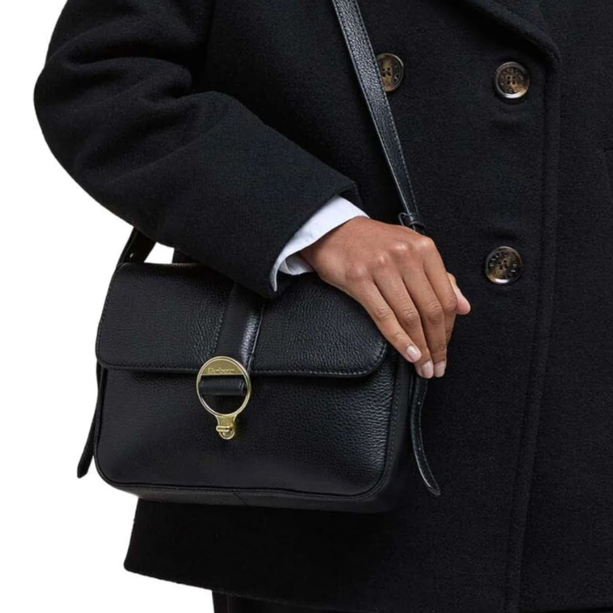 Barbour Rosa Leather Crossbody Bag Black is een echte eyecatcher die stijl en functionaliteit moeiteloos combineert Barbour Rosa Leather Crossbody Bag Black is een echte eyecatcher die stijl en functionaliteit moeiteloos combineert