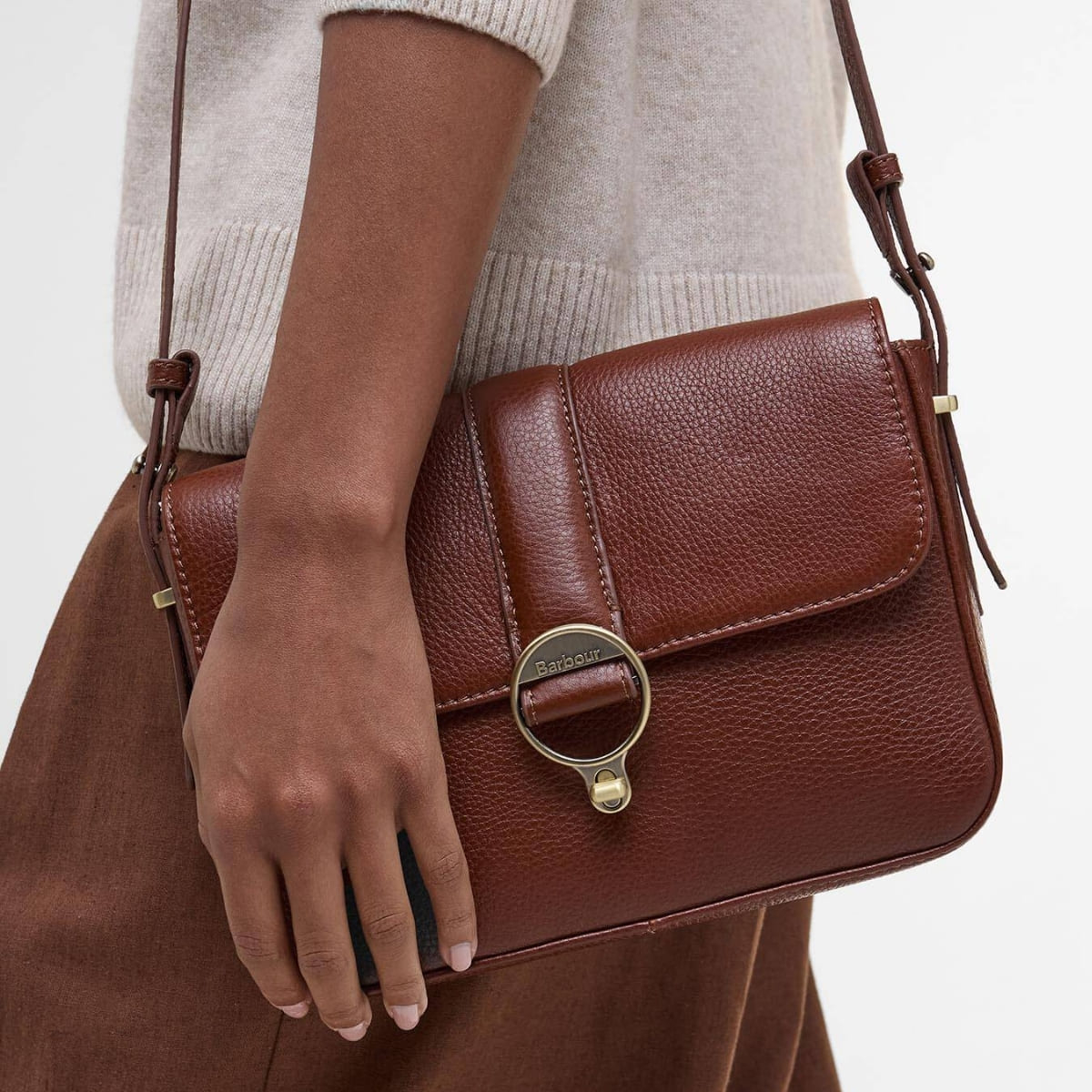 Barbour Rosa Leather Crossbody Bag Brown is a true eye-catcher that effortlessly combines style and functionality