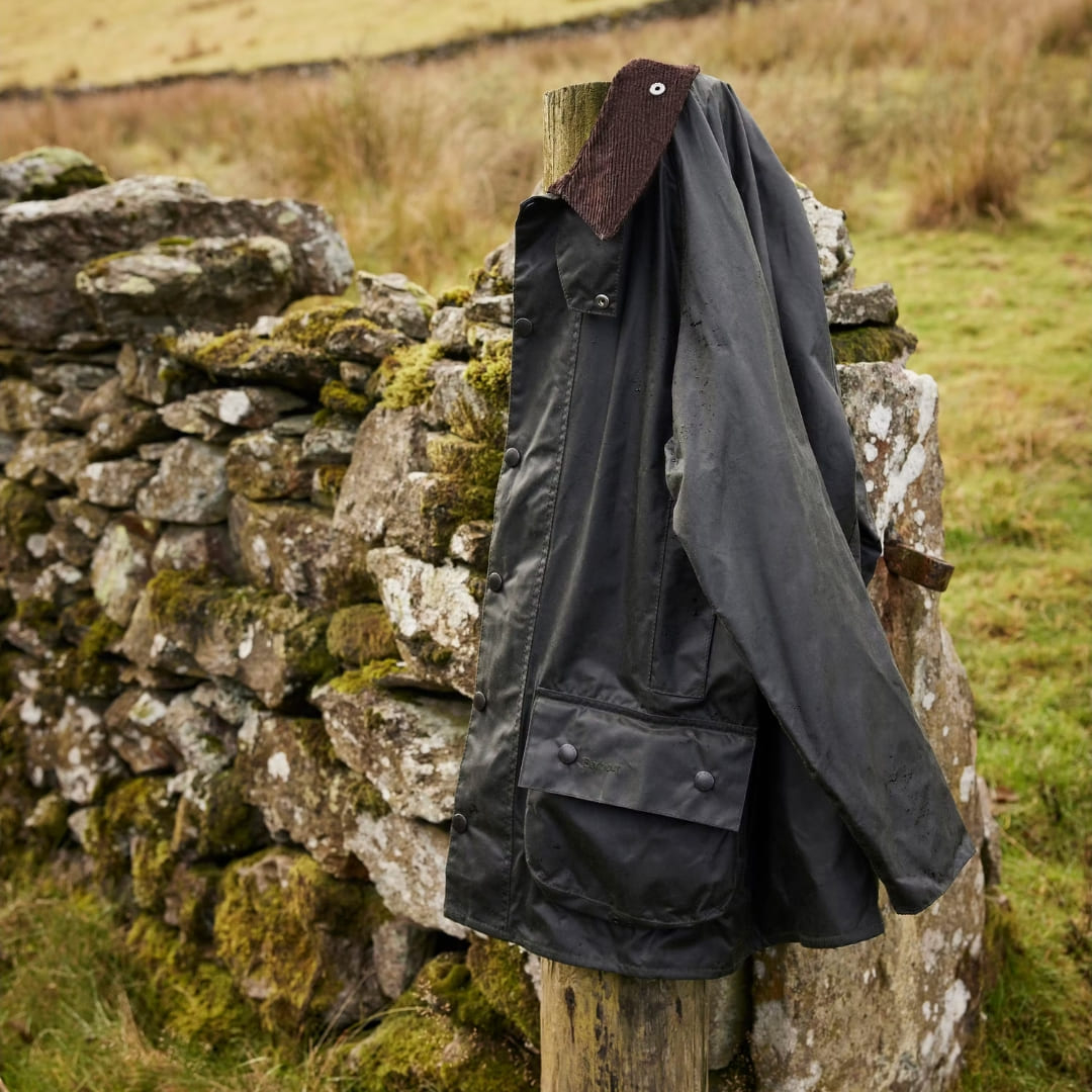 Barbour Classic Beaufort Wax Jacket Olive, Stijlvolle outdoorjas in robuust gewaxed katoen.