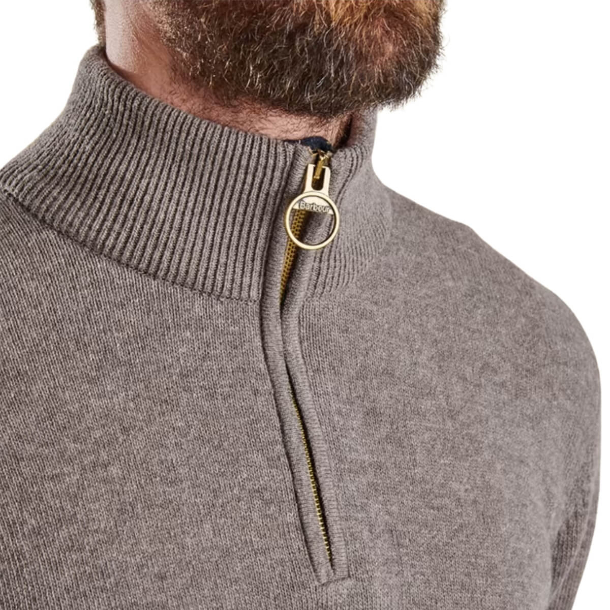 Barbour Holden Half Zip Lamswool Sweater is een stijlvolle en veelzijdige herentrui gemaakt van luxe lamswol.