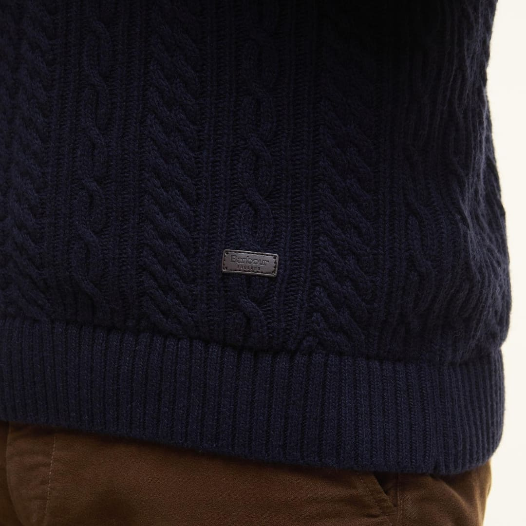 Barbour Lowfen Kabeltrui Navy, Barbour leren logo detail