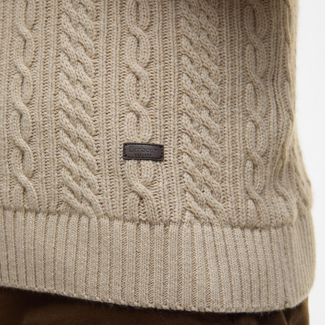 Barbour Lowfen Kabeltrui Stone, Barbour leren logo detail