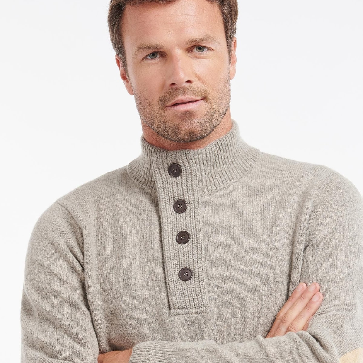 Barbour Patch Half Button Lambswool Stone, trui gemaakt van premium lamswol