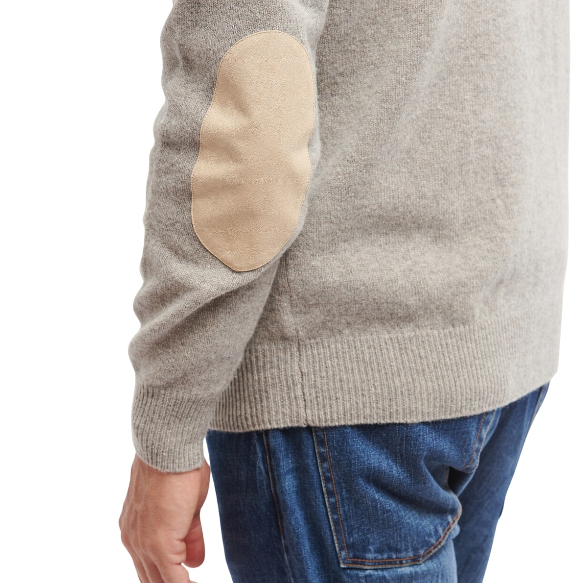 De Barbour Patch Half Button Lamswool Sweater in Stone is perfect voor de stijlvolle man die klassieke elegantie waardeert met een moderne twist