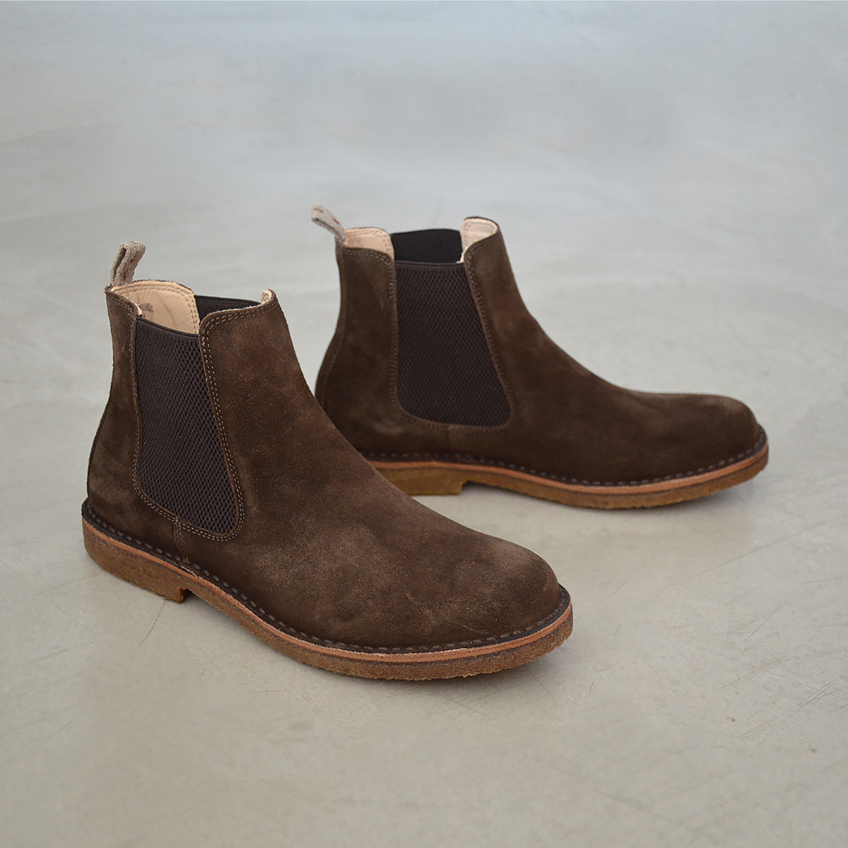Astorflex Bitflex Chelsea Boot Dark Chestnut, hier op een betonnen vloer