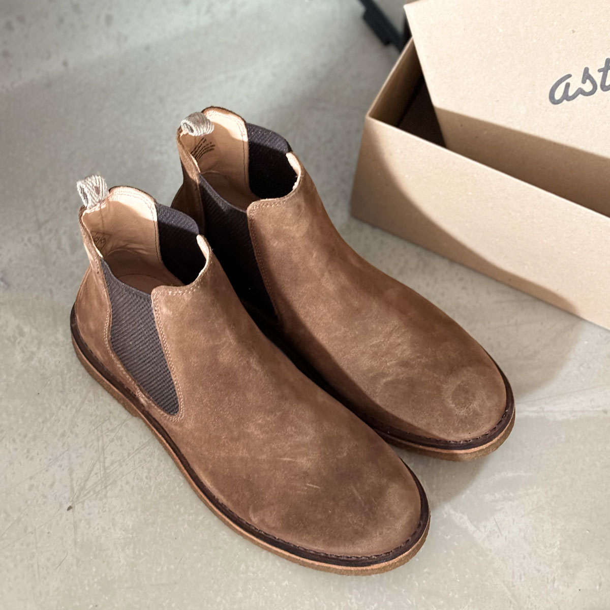 Astorflex Bitflex Chelsea Boot Dark Chestnut, hier op een betonnen vloer