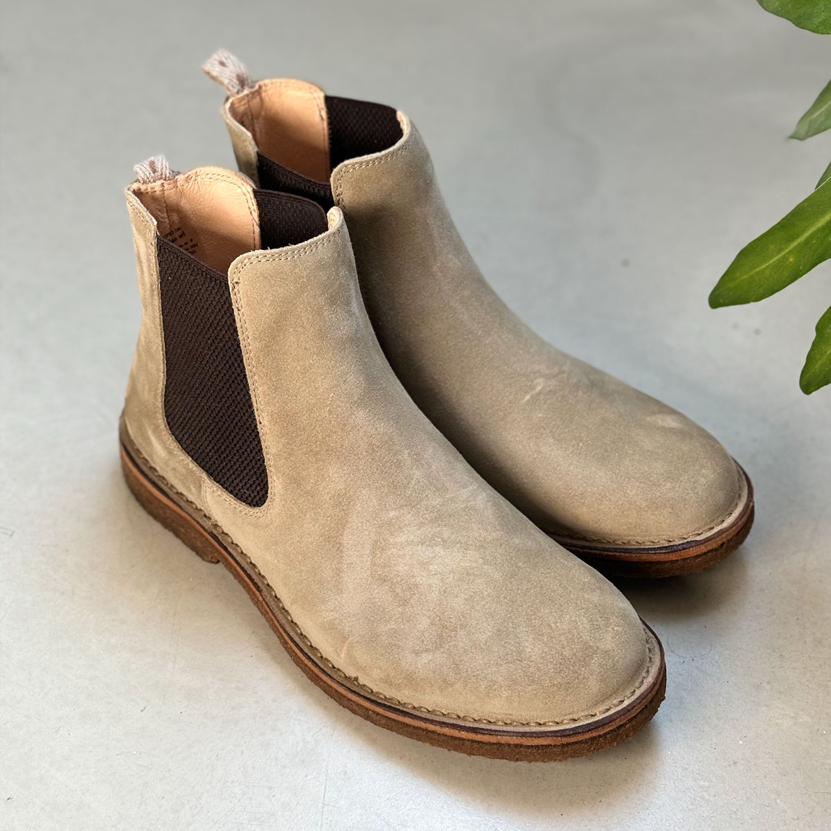 Astorflex Bitflex Chelsea Boot Stone, hier op een betonnen vloer