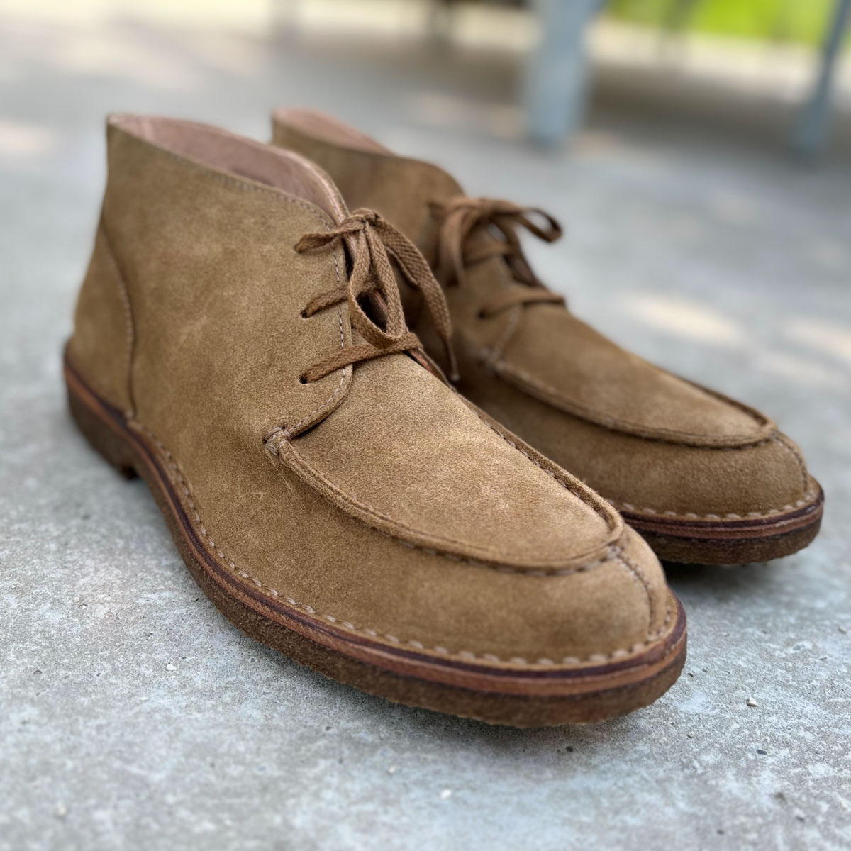 Astorflex Deukeflex Boot Whiskey, hier op een betonnen vloer
