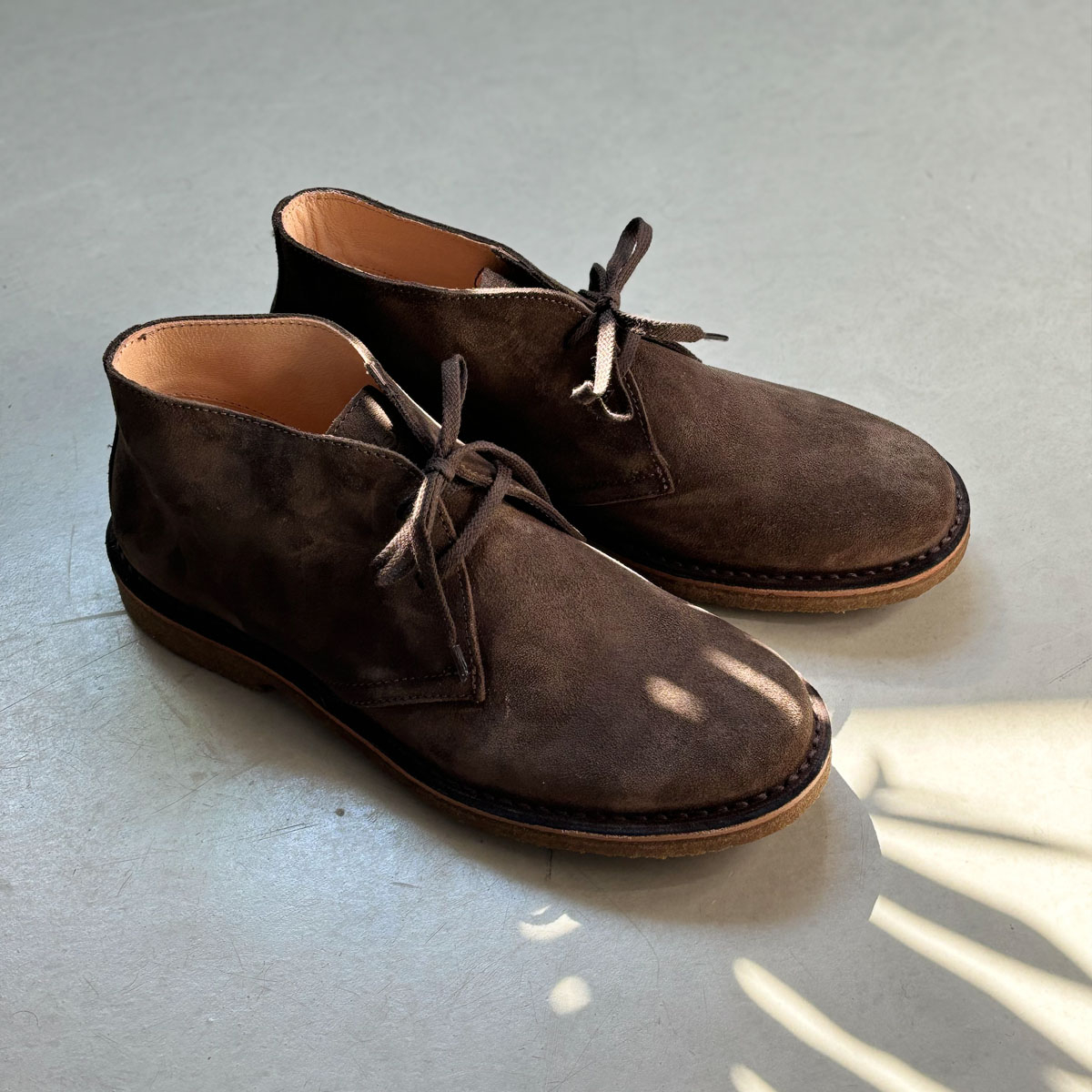 Astorflex Greenflex Boot Dark Chestnut, hier op een betonnen vloer