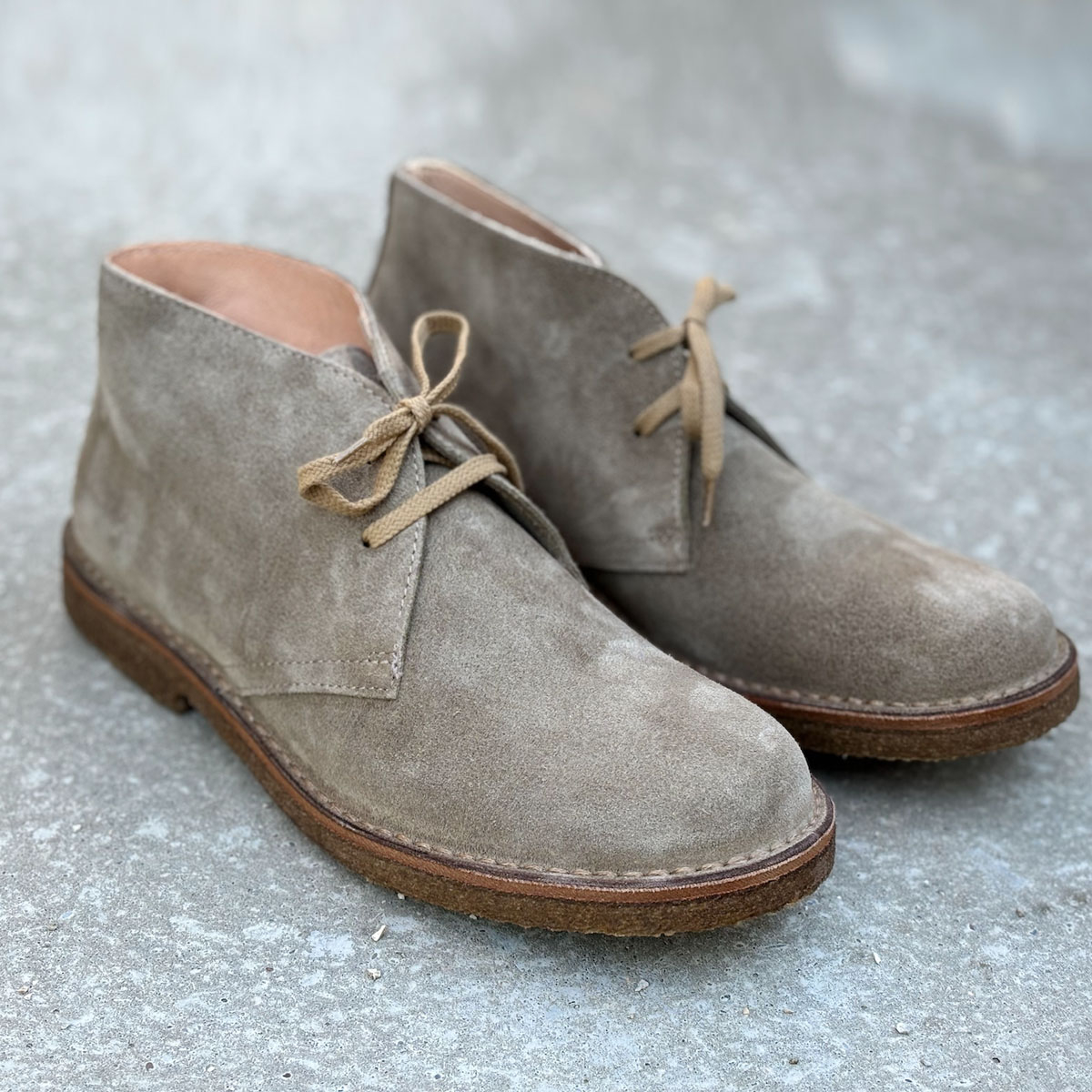 Astorflex Greenflex Boot Stone, hier op een betonnen vloer