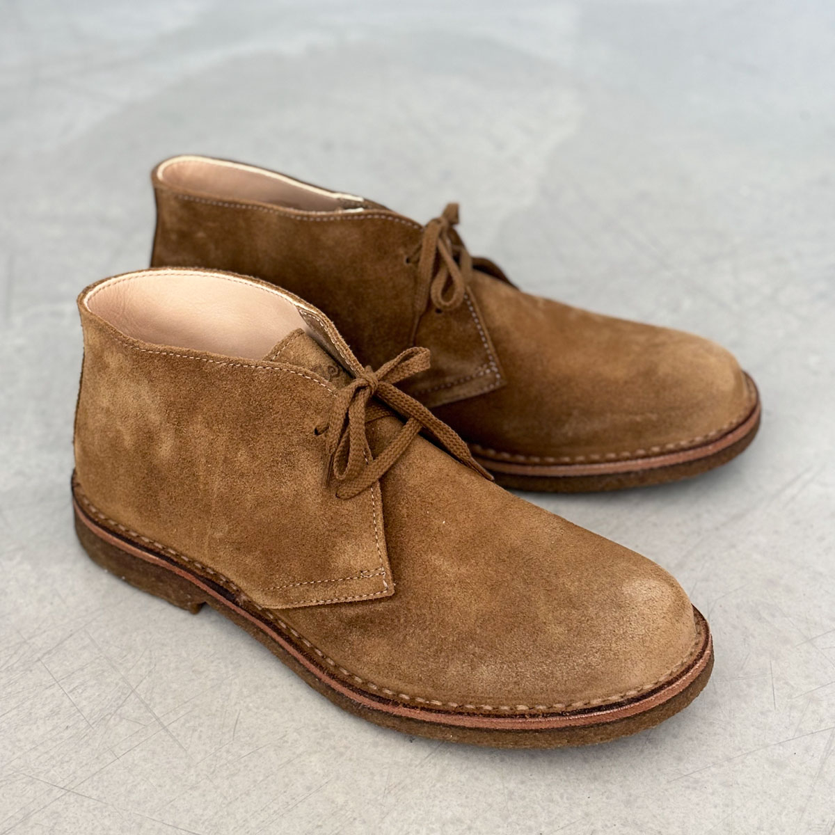 Astorflex Greenflex Boot Whiskey, hier op een betonnen vloer