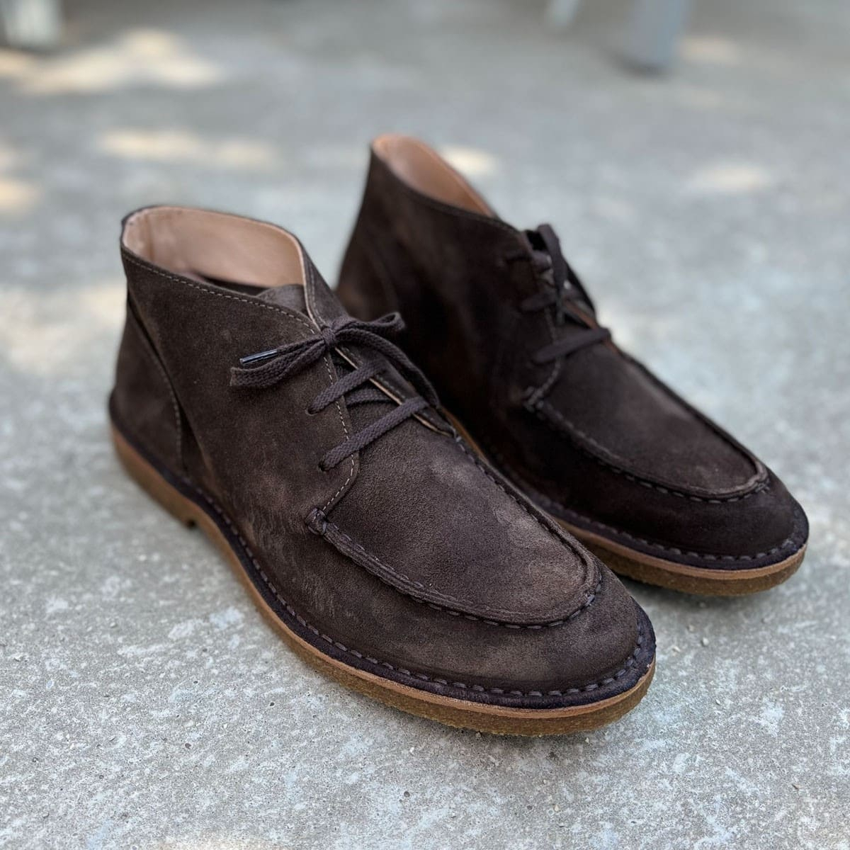 Astorflex Deukeflex Boot Dark Chestnut, hier op een betonnen vloer