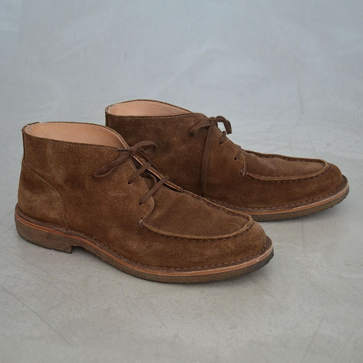 Astorflex Deukeflex Boot Dark Khaki, hier op een betonnen vloer Astorflex Deukeflex Boot Dark Khaki, hier op een betonnen vloer