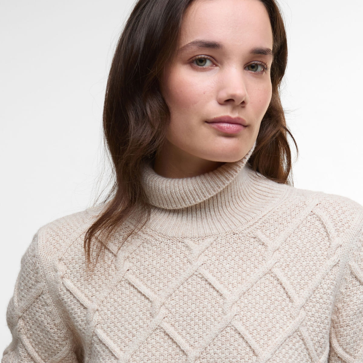 Barbour Burne Roll Neck Knitted Jumper in Oatmeal is een must-have elegante kabeltrui. Barbour Burne Roll Neck Knitted Jumper in Oatmeal is een must-have elegante kabeltrui.