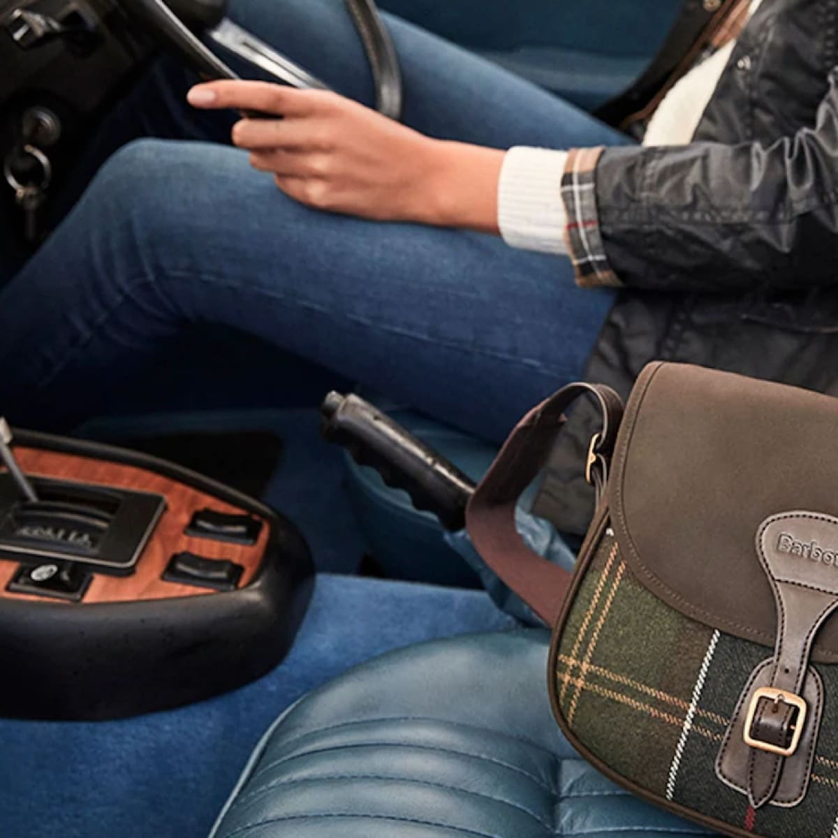 Barbour Cromarty Crossbody Bag Classic Tartan is een echte eyecatcher die moeiteloos stijl en functionaliteit combineert