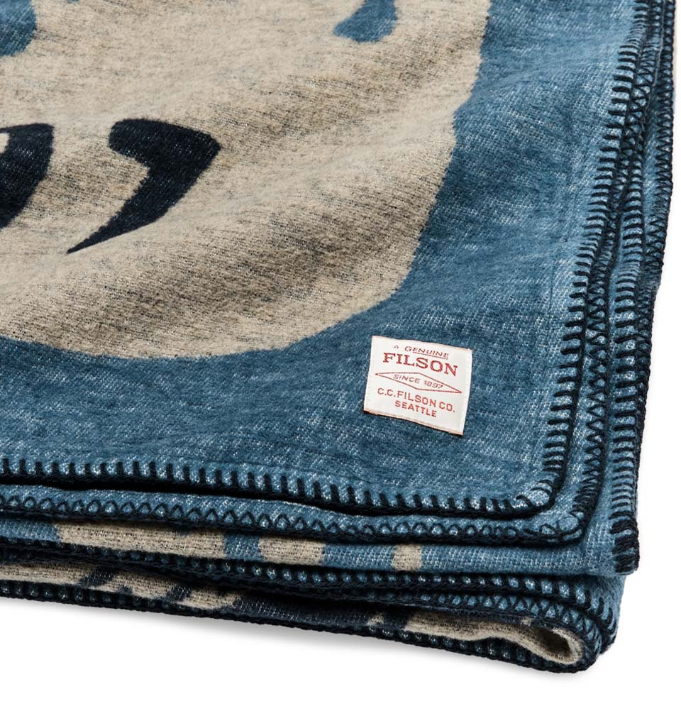 Filson Cotton Blanket Blue/Elk Woods, geborsteld voor een zacht gevoel tegen de huid, zorgt voor knus comfort