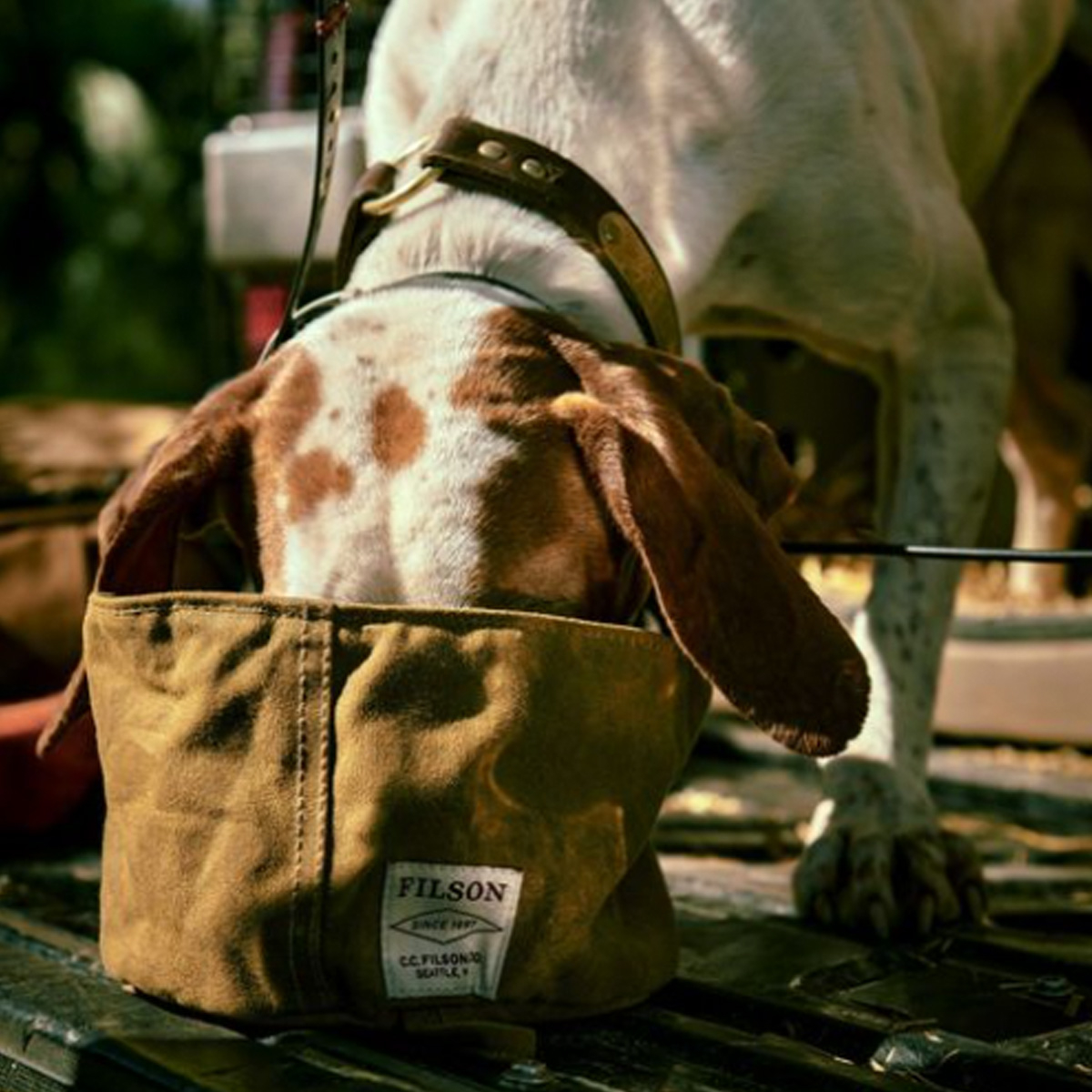 Filson Dog Bowl Dark Tan, opvouwbare voerbak voor honden onderweg