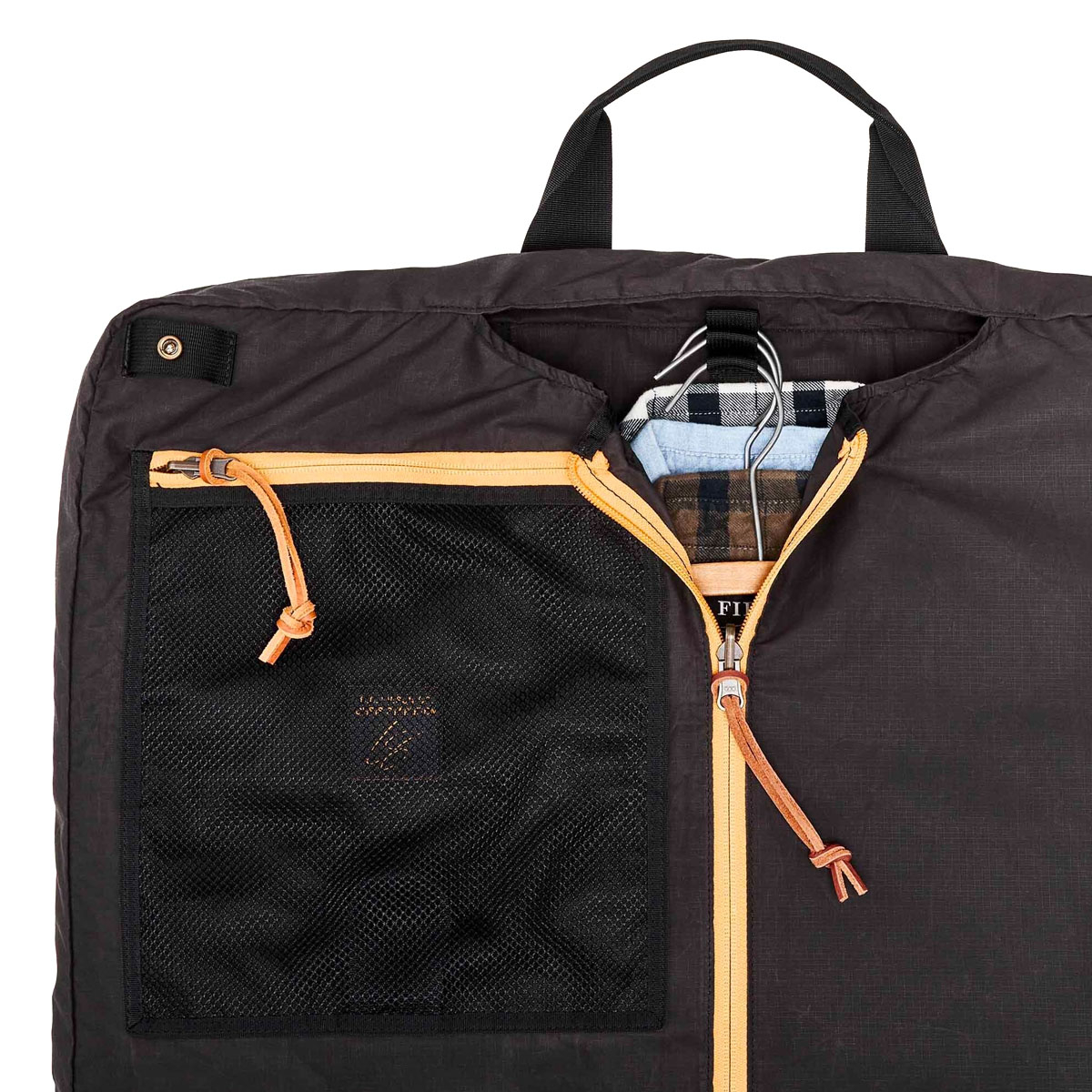 Filson Traveller Suit Cover Stapleton Cinder, webbing handgrepen aan de boven- en onderkant maken gevouwen dragen met de hand mogelijk