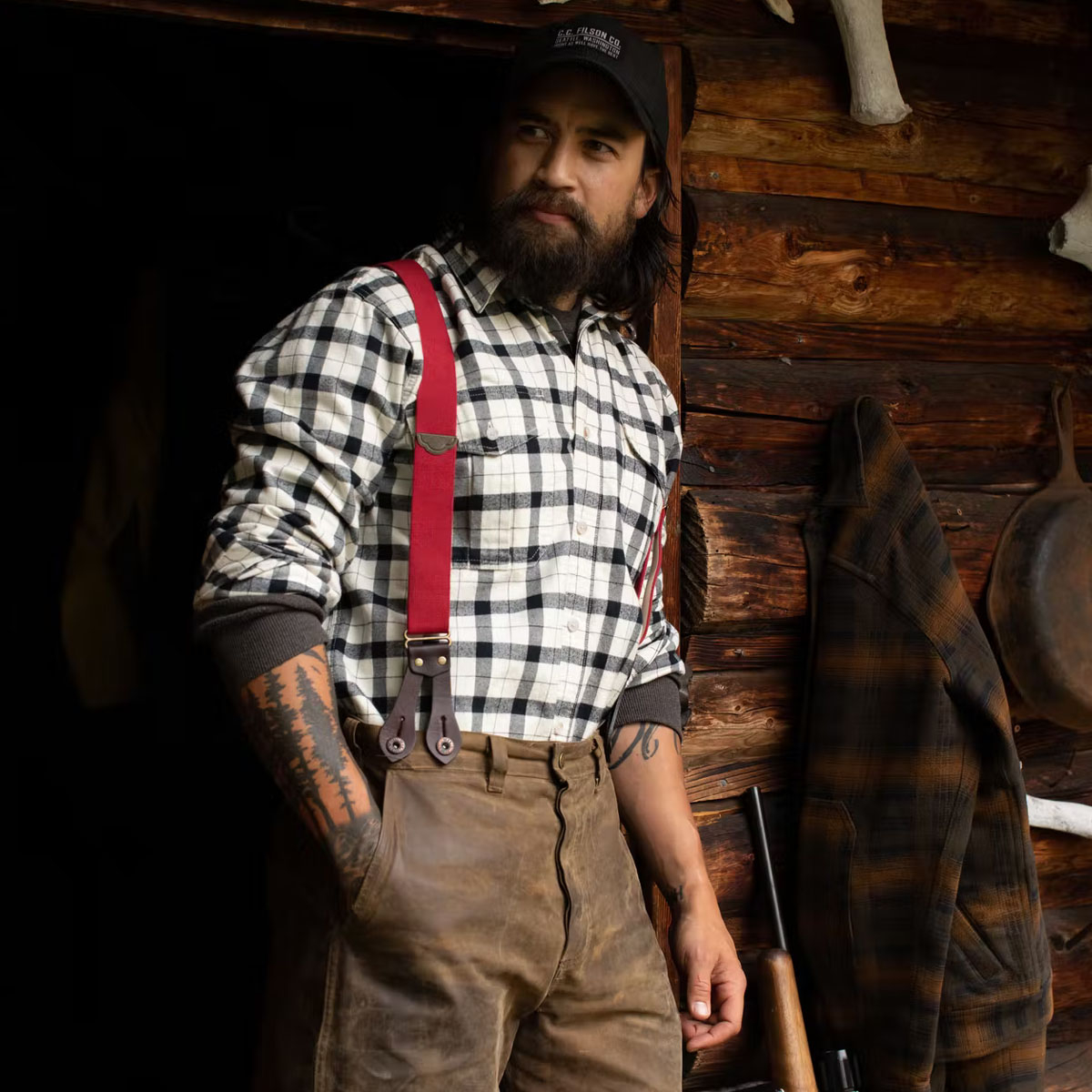 Filson Alaskan Guide Shirt Cream/Black, dit iconische, ademende flanellen overhemd heeft een geplooide rug voor extra bewegingsvrijheid