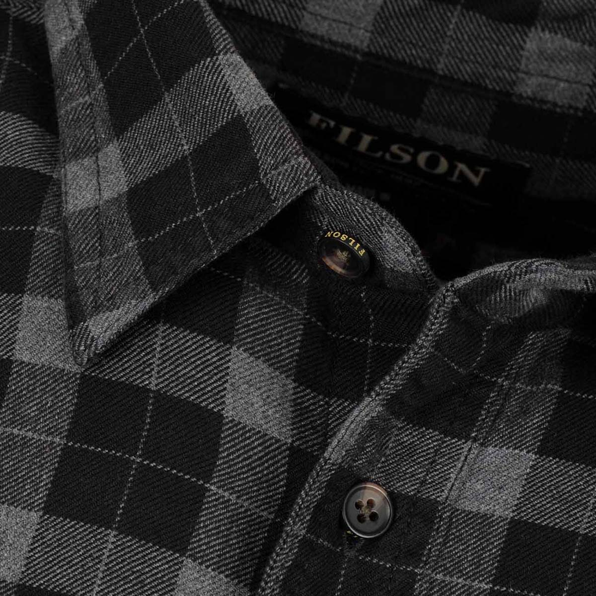 Filson Alaskan Guide Shirt Heather Gray Black, dit iconische, ademende flanellen overhemd heeft een geplooide rug voor extra bewegingsvrijheid