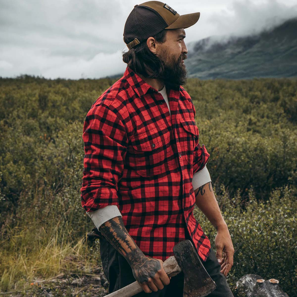 Filson Alaskan Guide Shirt Red Black, dit iconische, ademende flanellen overhemd heeft een geplooide rug voor extra bewegingsvrijheid