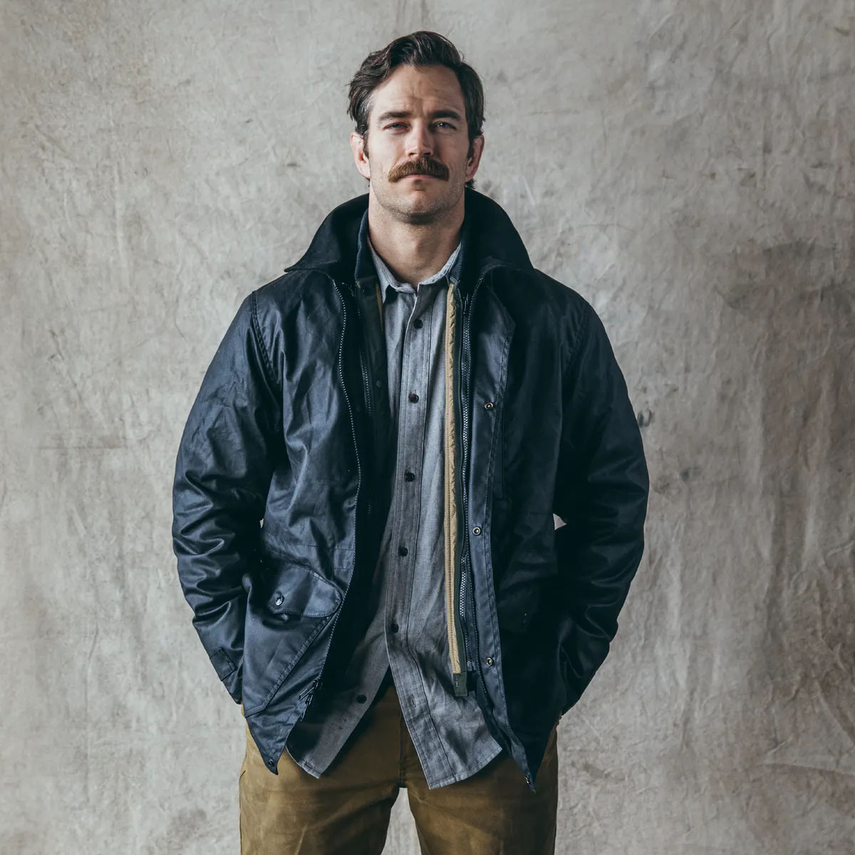 Filson Cover Cloth Mile Marker Coat Black, deze iconische, lichtgewicht jas van gewaxt canvas is klaar voor gebruik in alle seizoenen