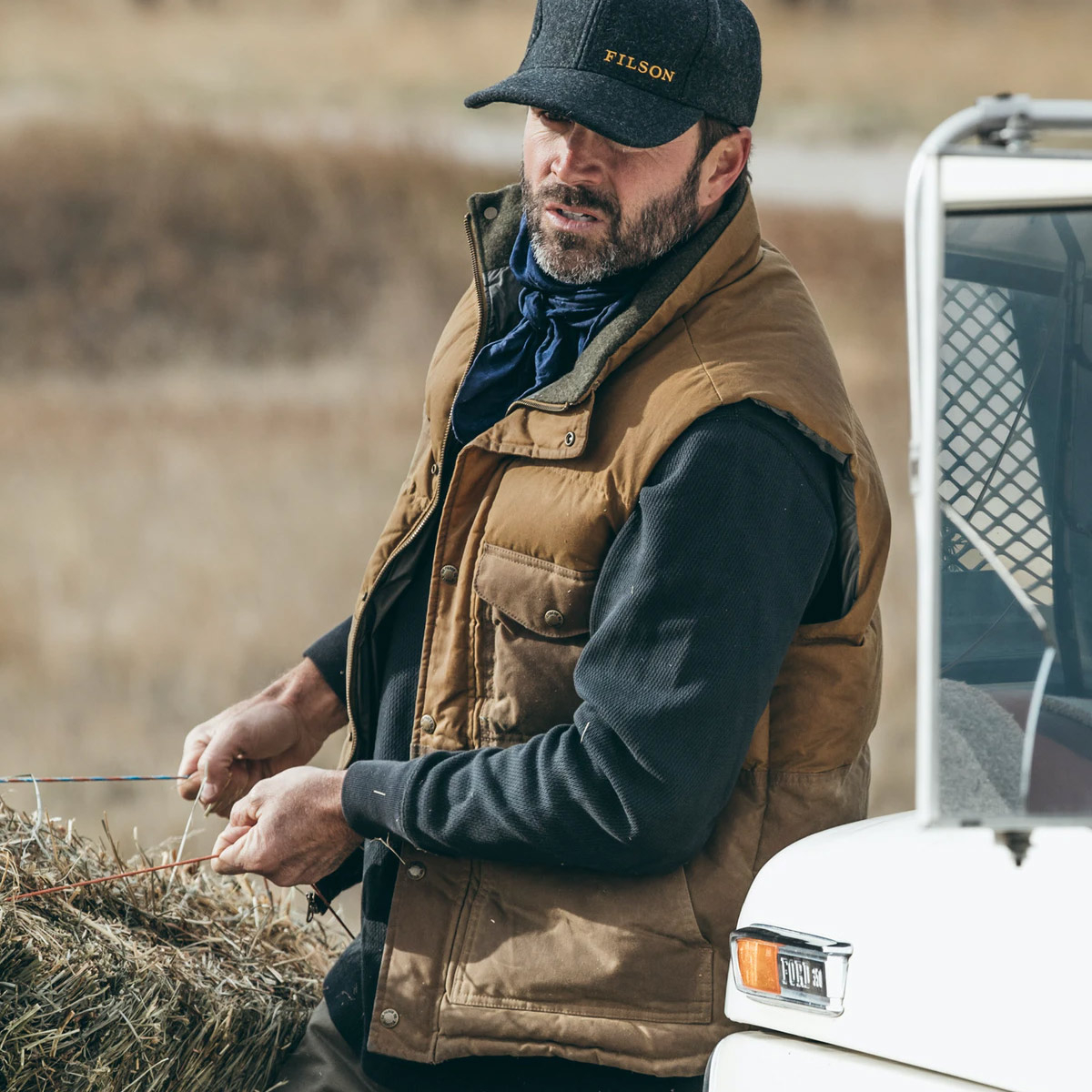 Filson Down Cruiser Vest Dark Tan, een warm, veelzijdig vest dat op zichzelf kan worden gedragen of als laag onder een jas