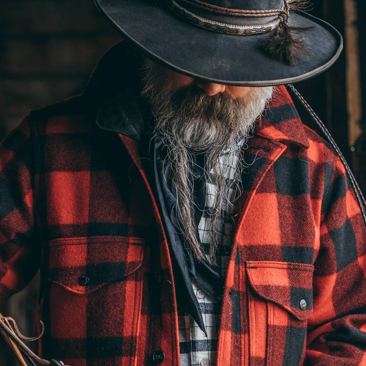 Filson Mackinaw Wool Cruiser Jacket Red Black, het vlaggenschip van Filson, gemaakt met extreem duurzame, regenafstotende 100% Virgin Mackinaw Wool, die je warm houdt, zelfs als het nat wordt.