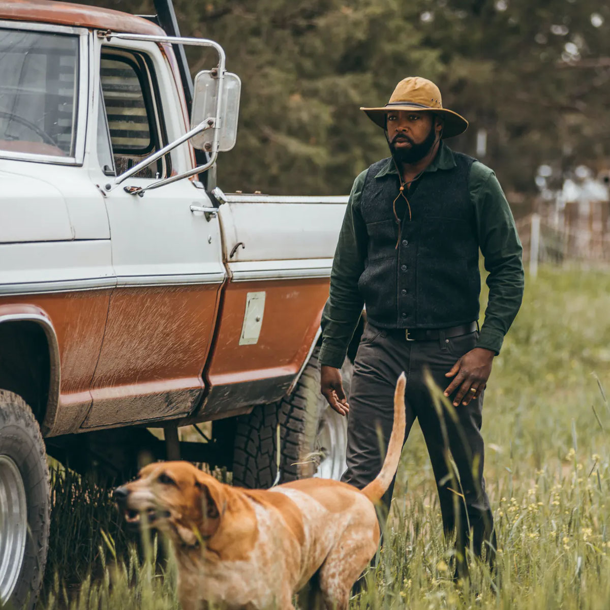 Filson Mackinaw Wool Vest Dark Navy, klassiek wollen vest gemaakt van 100% zuivere Mackinaw wol met ruime pasvorm om makkelijk in lagen te dragen