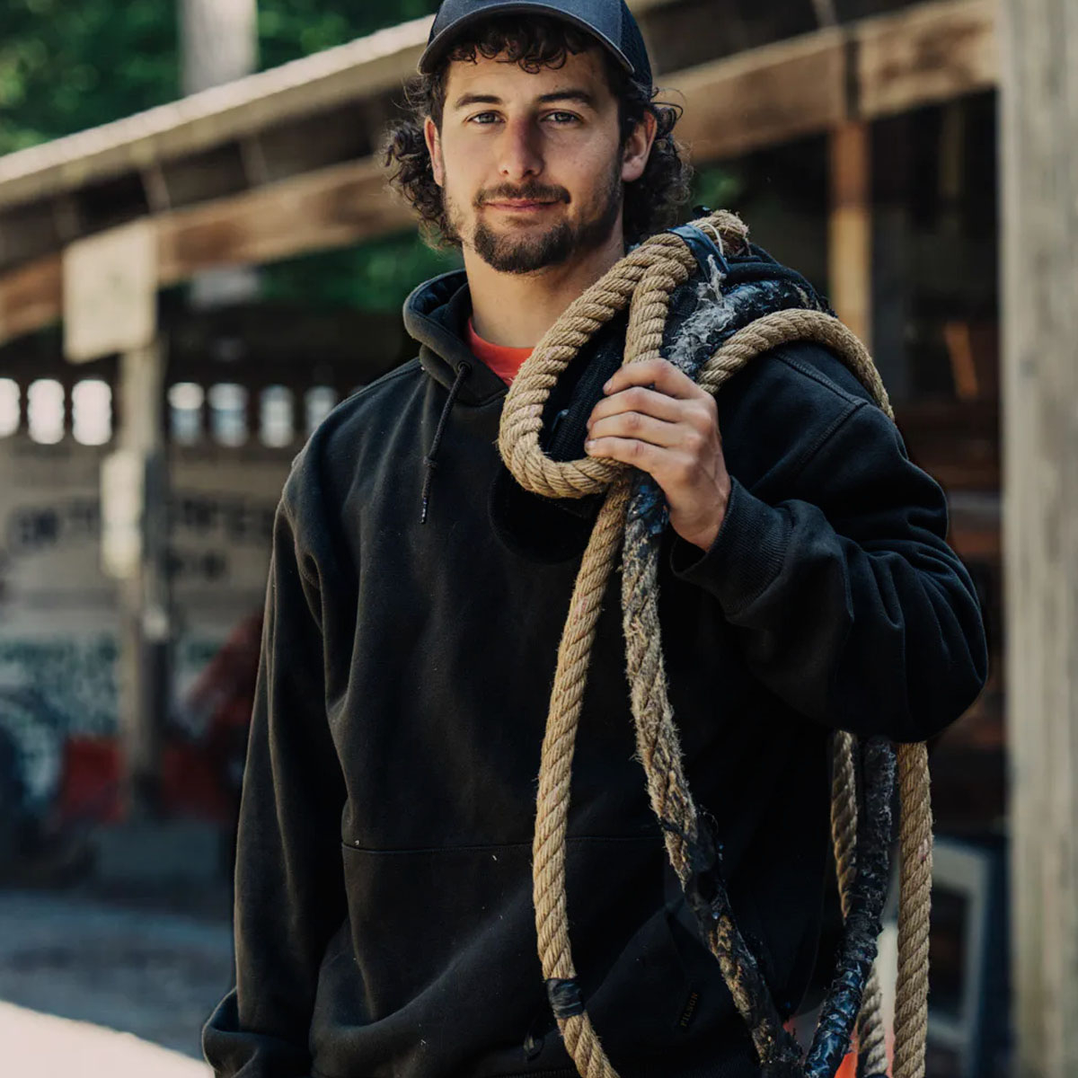 Filson Prospector Hoodie Black, een koel-weer basic voor de lange termijn, gemaakt van stevig 13-oz. fleece