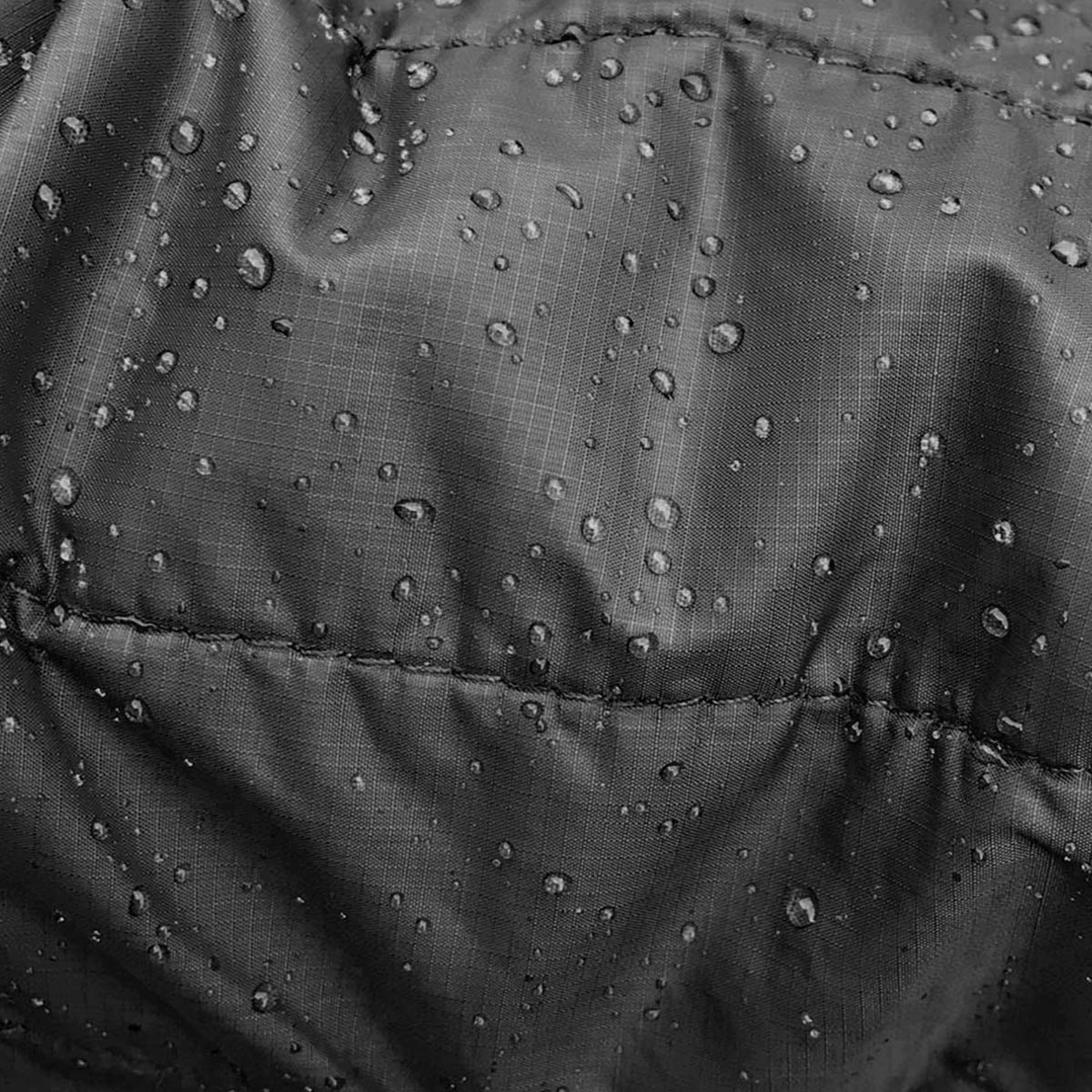 Filson Ultralight Jacket Black, PrimaLoft Gold behoudt 98% van zijn isolerende vermogen als het nat wordt