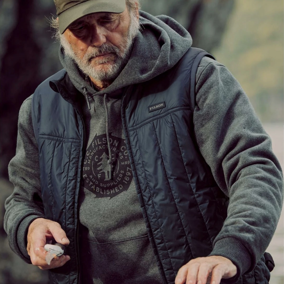 Filson Ultralight Vest Blue Coal, een lichtgewicht inpakbare jas met uitzonderlijke warmte-gewichtsverhouding