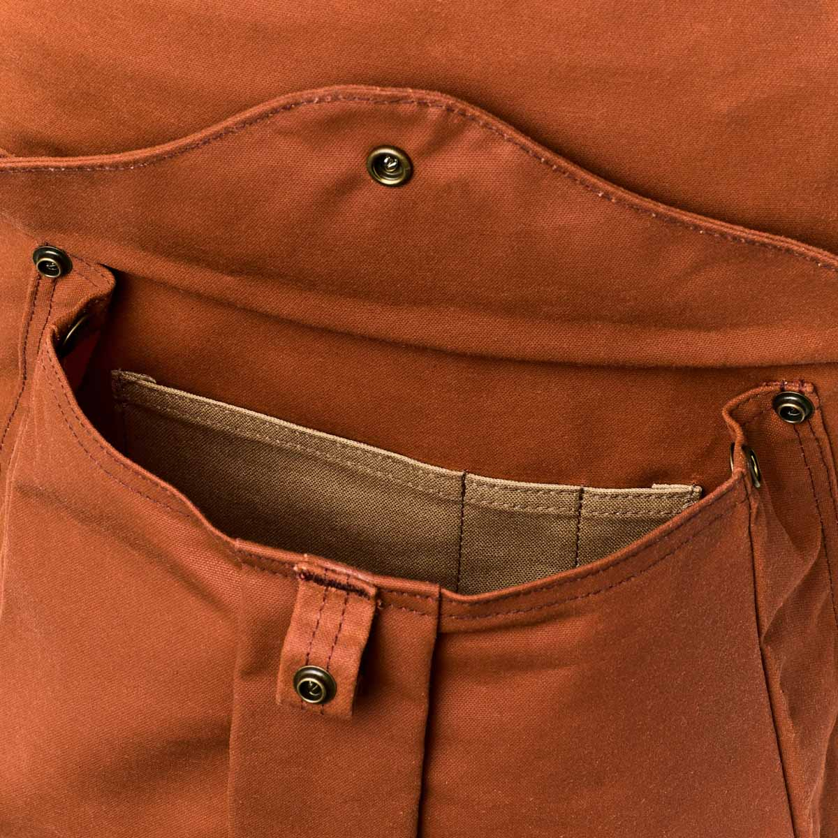 Filson Journeyman Backpack Rust, groot, makkelijk toegangbaar vak op de voorkant