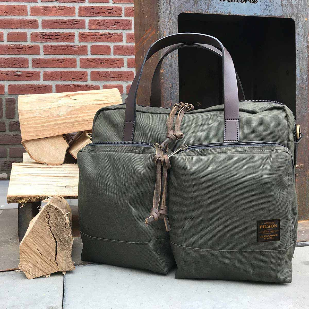 Filson Dryden Briefcase Otter Green, gemaakt van slijtvast ballistisch nylon dat bestand is tegen intensief gebruik
