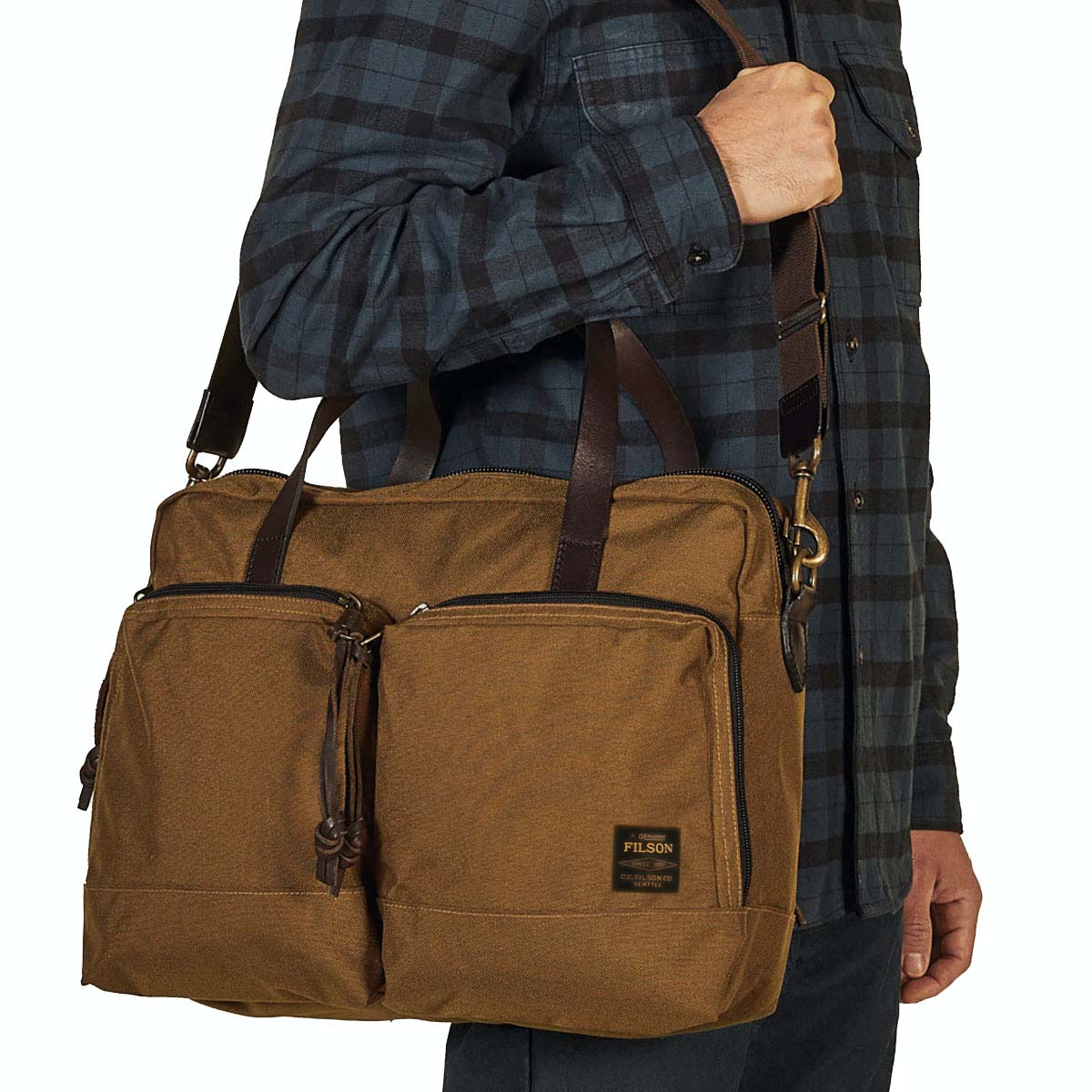 Filson Dryden Briefcase Whiskey, gemaakt van slijtvast ballistisch nylon dat bestand is tegen intensief gebruik