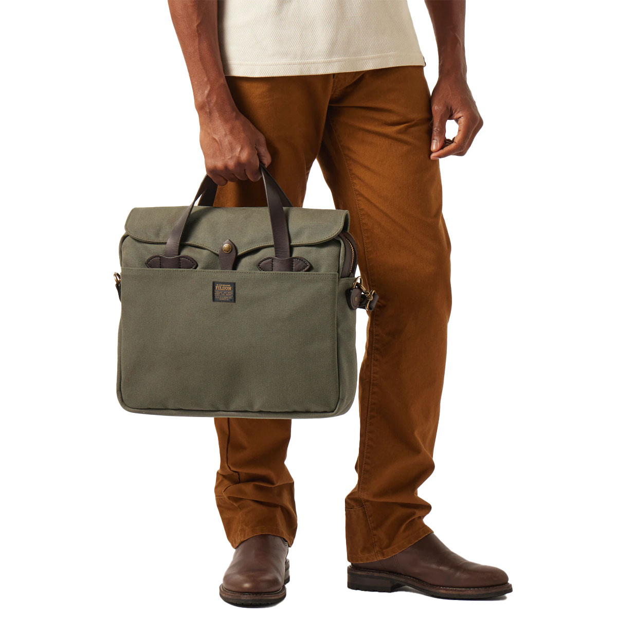 Filson Rugged Twill Original Briefcase Otter Green, gedragen in de hand