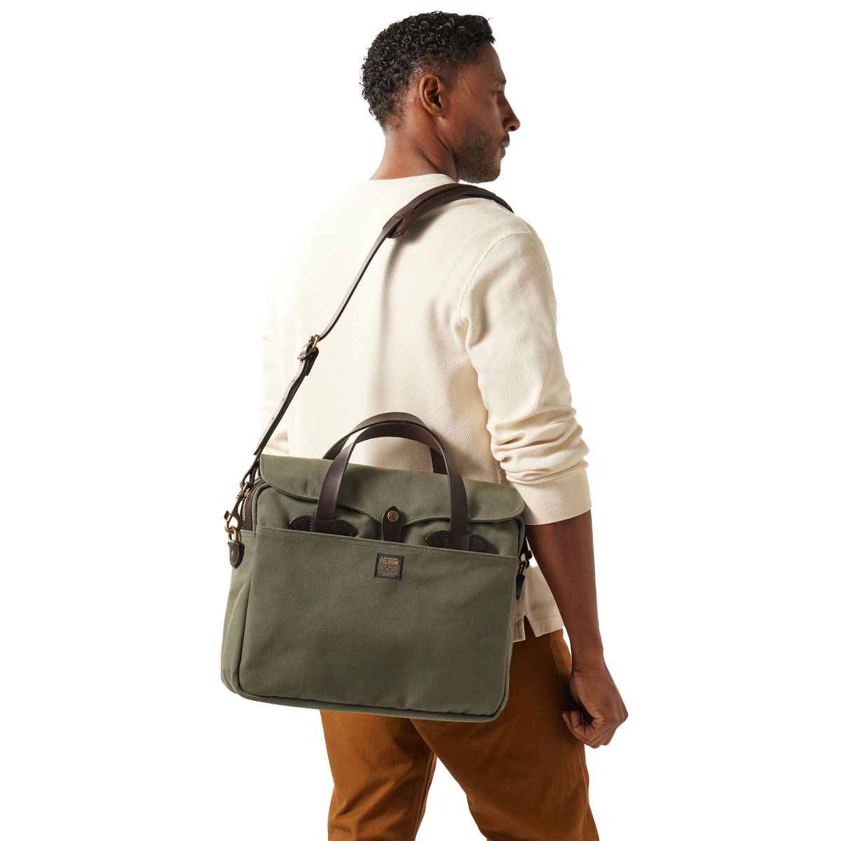 Filson Rugged Twill Original Briefcase Otter Green, gedragen aan de schouder