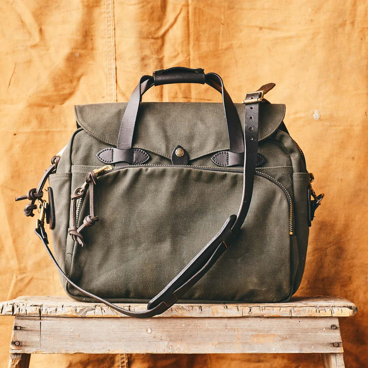 Filson Padded Computerbag Otter Green, met schuimgevoerd laptopcompartiment en verdelers aan de binnenkant