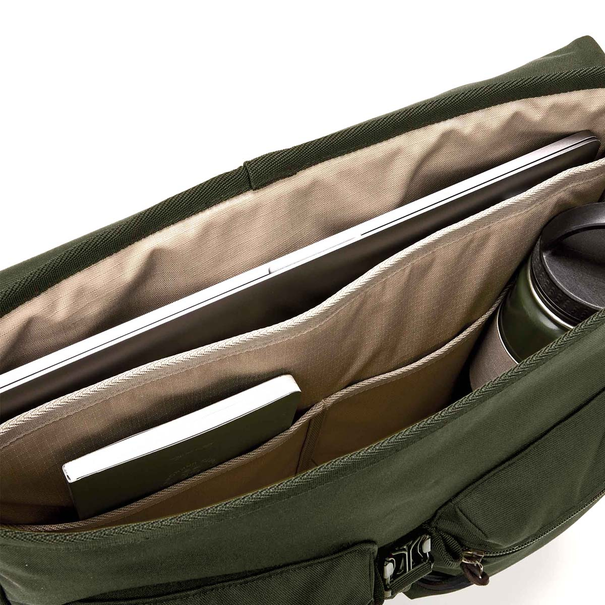 Filson Surveyor Messenger Bag Service Green, voorzien van een gewatteerd laptopvak