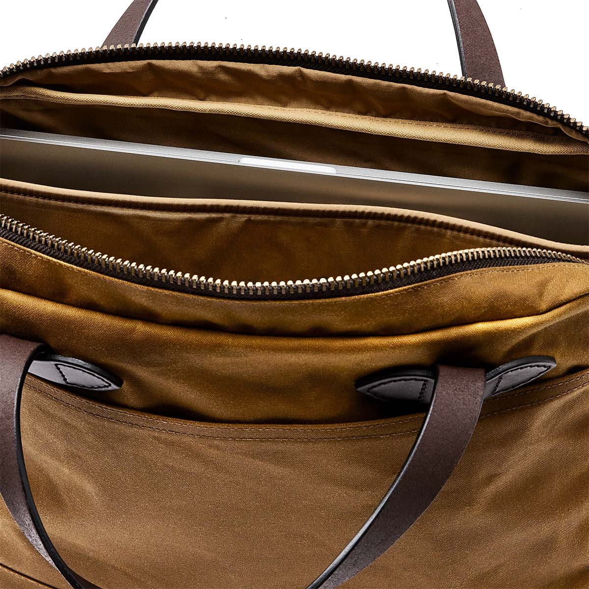 Filson Tin Cloth Compact Briefcase Dark Tan, is uitermate geschikt voor je dagelijks trip naar kantoor