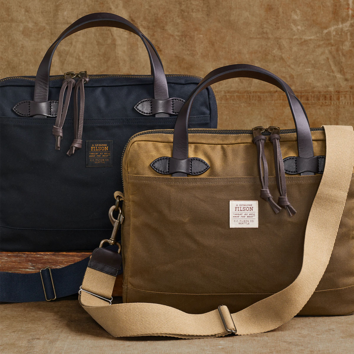 Filson Tin Cloth Compact Briefcase Dark Tan, een gestroomlijnde aktetas gemaakt met historische materialen en modern design