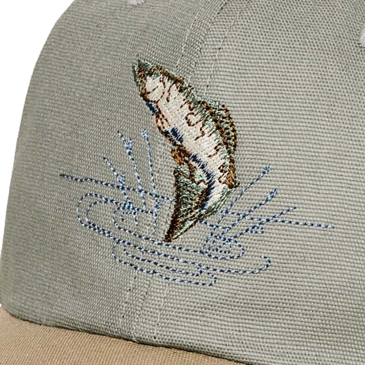 Filson Low-Profile Logger Cap Mist/Leaping Fish, geborduurde graphics op de voorkant