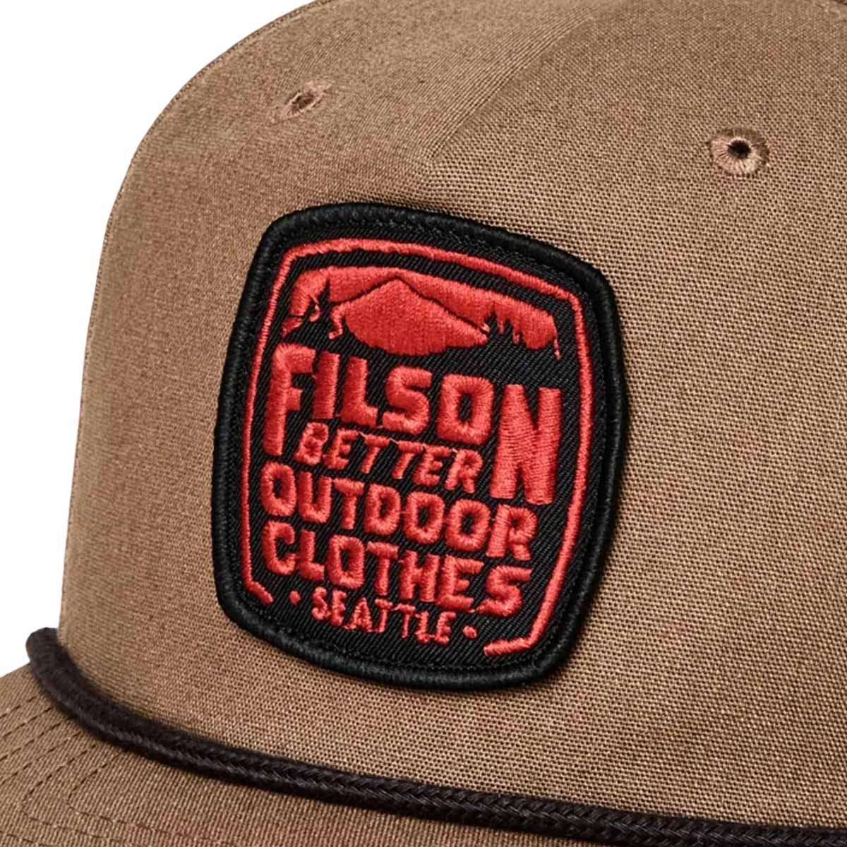Filson Trucker Cap Light Brown/Filson, een klassieke trucker cap, afgewerkt met een opvallend geborduurd Filson-logo – gemaakt voor stijl en duurzaamheid