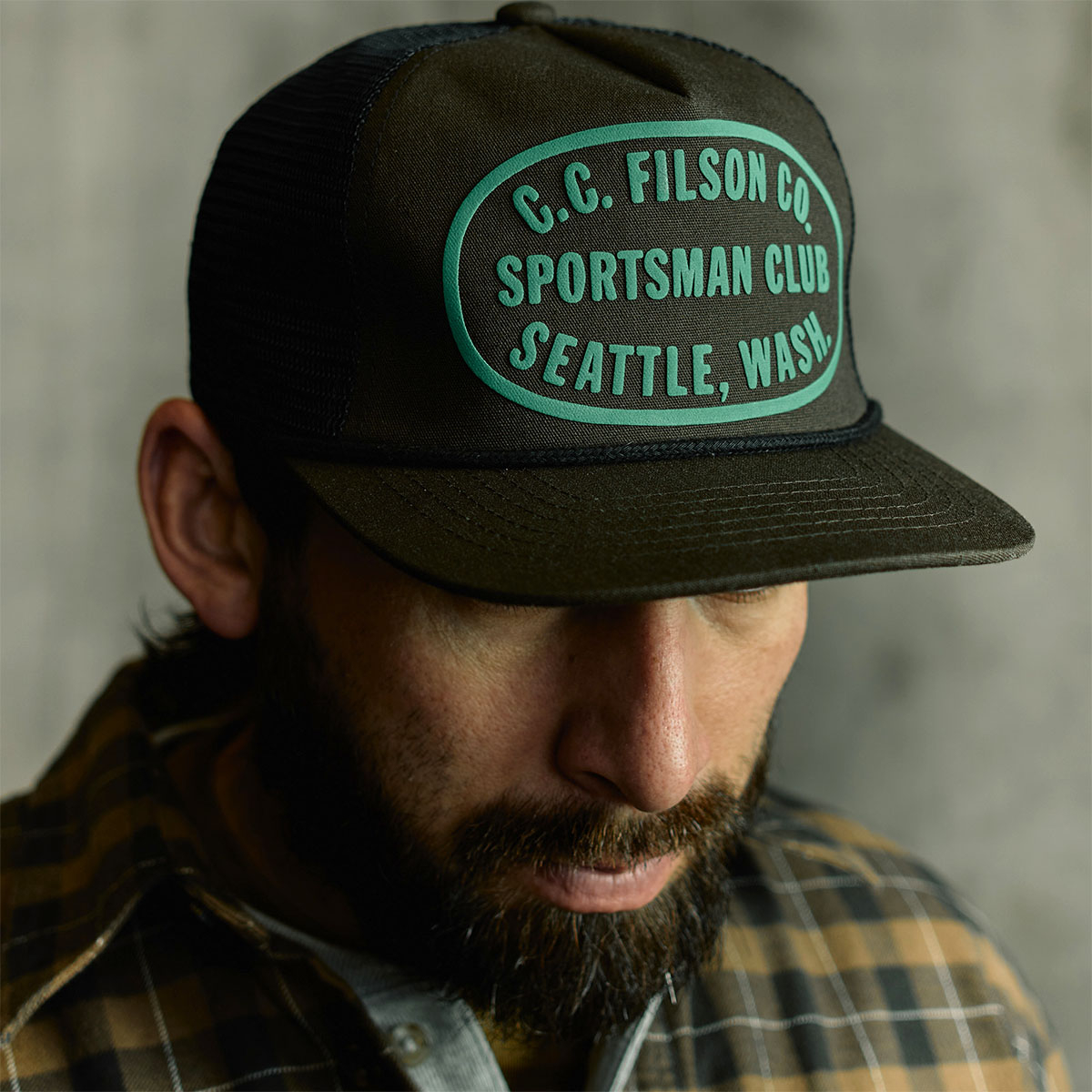 Filson Trucker Mesh Cap Dark Forest/Sportsman, klassieke Trucker Mesh Cap met een 3-inch voorgebogen klep