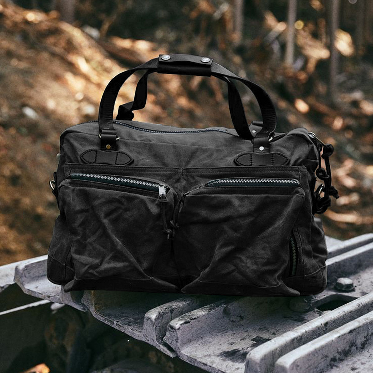 Filson 48-Hour Tin Cloth Duffle Bag Black, een robuuste reistas met grote vakken voor een lang weekend