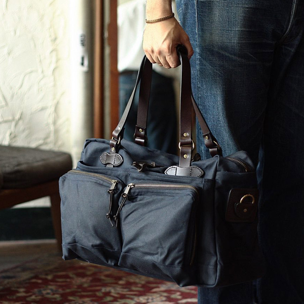 Filson 48-Hour Tin Cloth Duffle Bag Navy, is uitermate geschikt voor een weekendje weg of een zaken reis